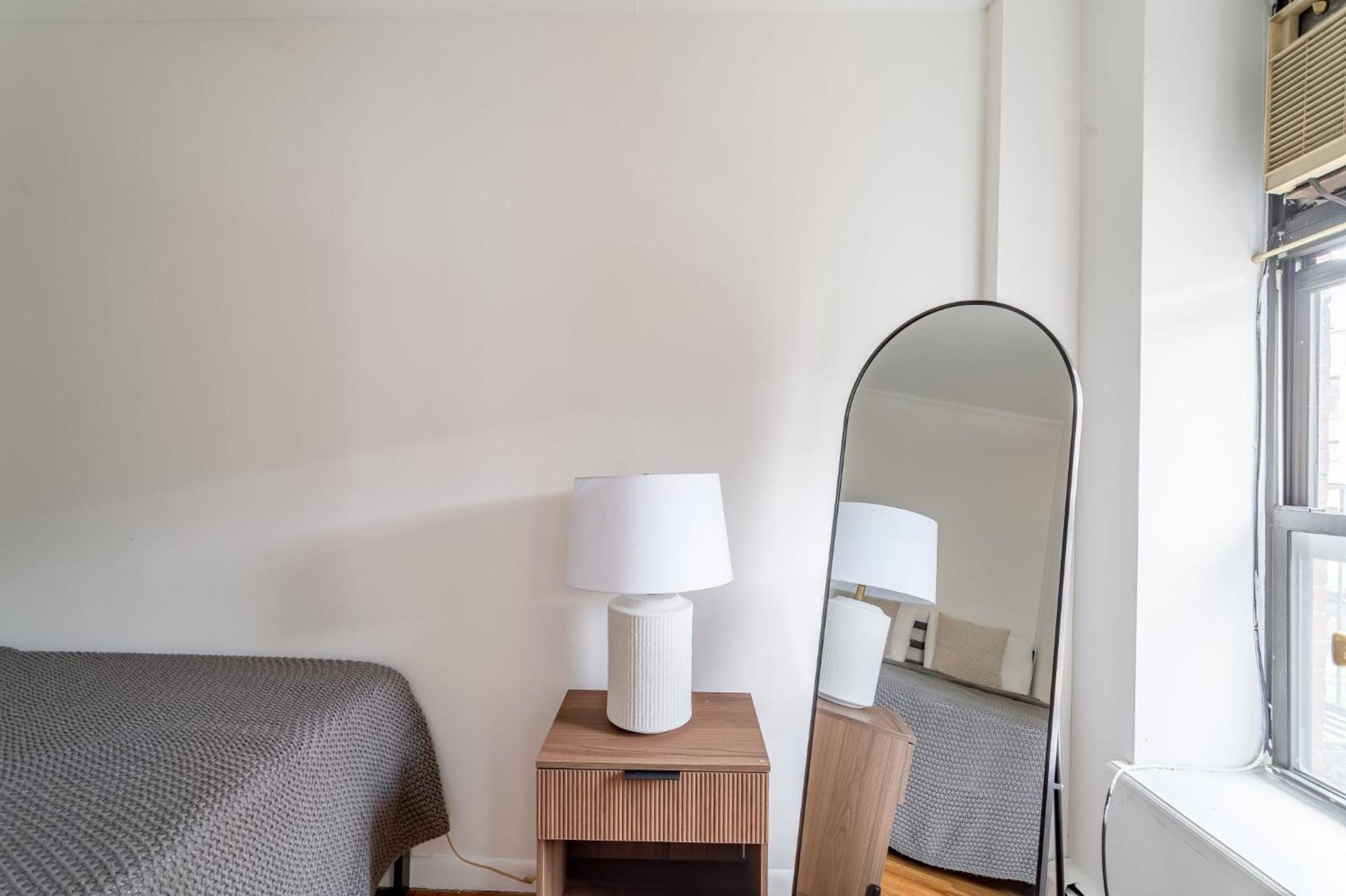 And Cozy 3br 1ba Escape In Hells Kitchen Close To Times Square *