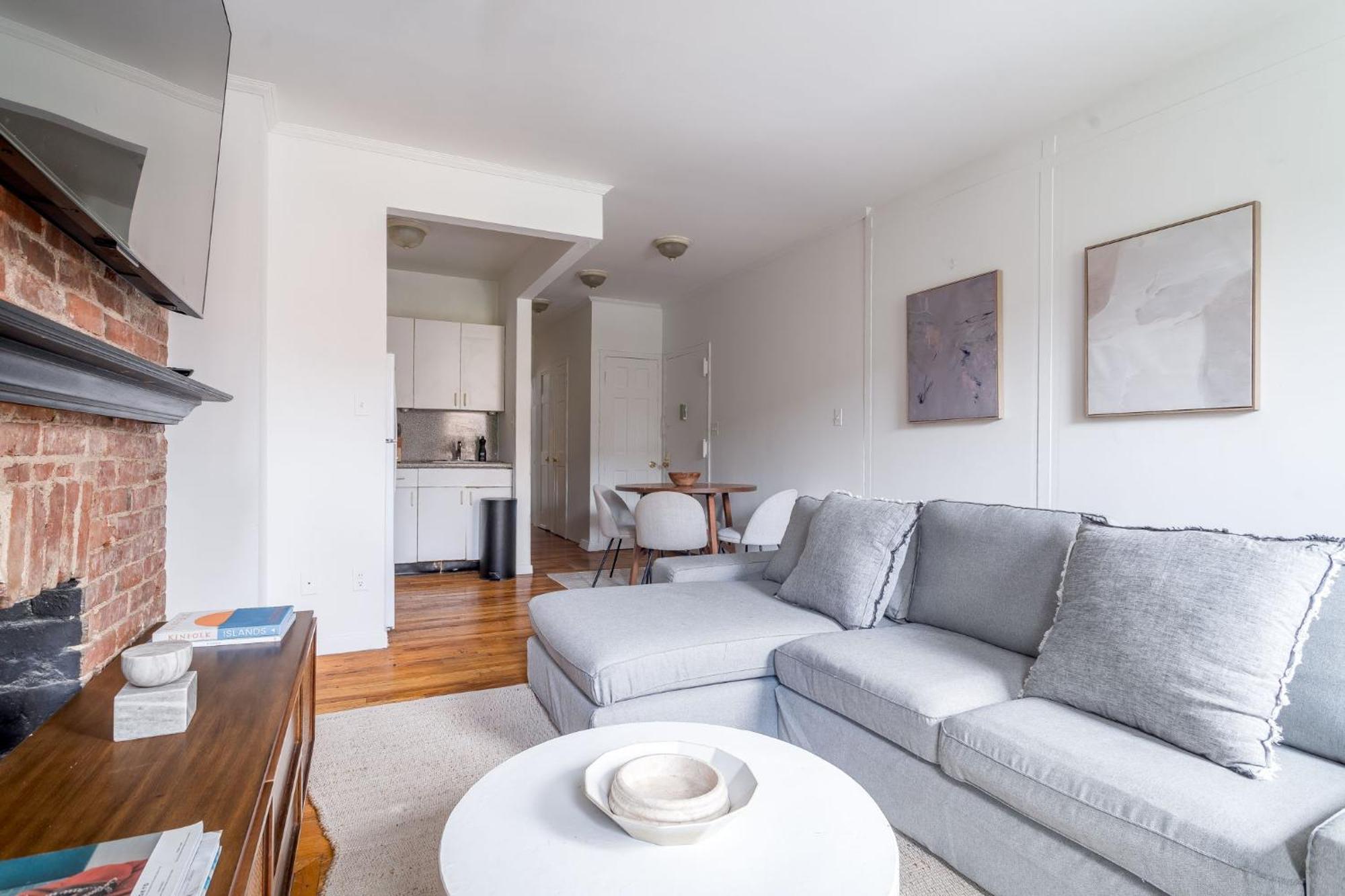 And Cozy 3br 1ba Escape In Hells Kitchen Close To Times Square New York