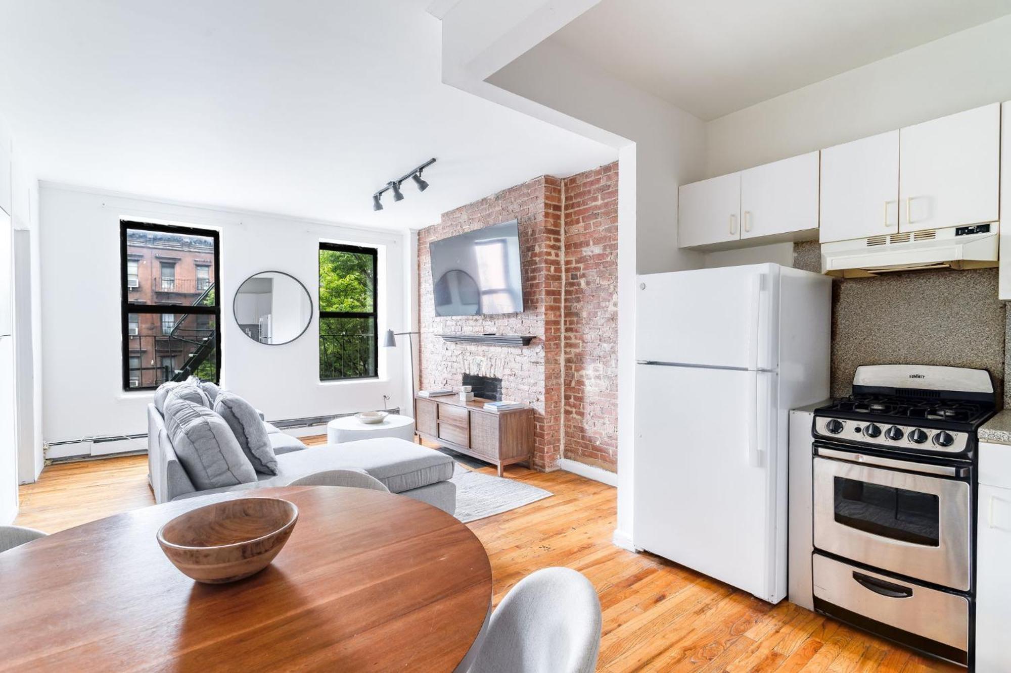 And Cozy 3br 1ba Escape In Hells Kitchen Close To Times Square