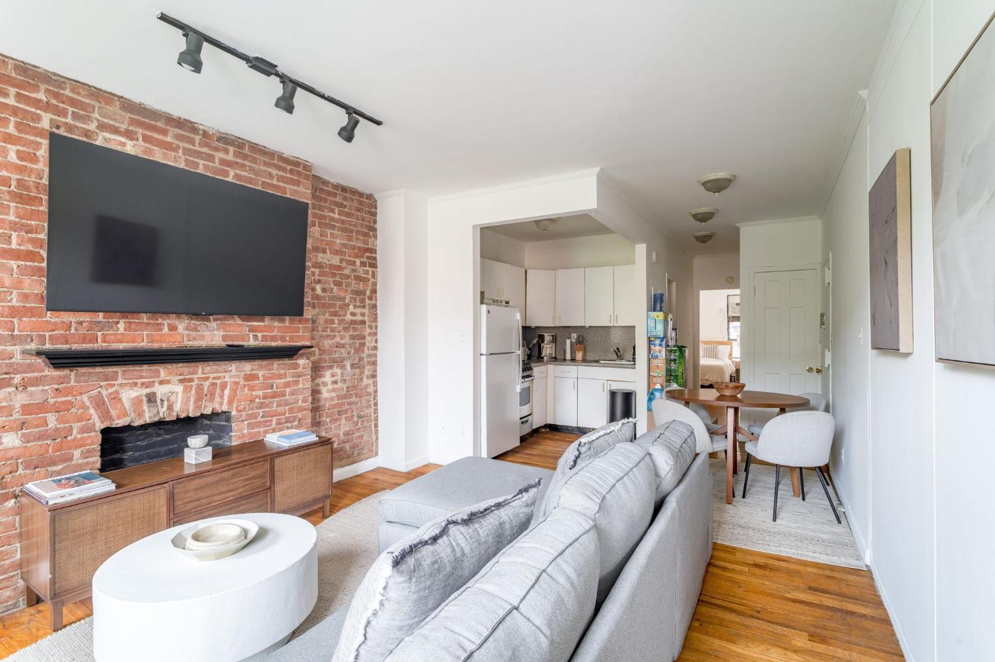Apartment And Cozy 3br 1ba Escape In Hells Kitchen Close To Times Square *